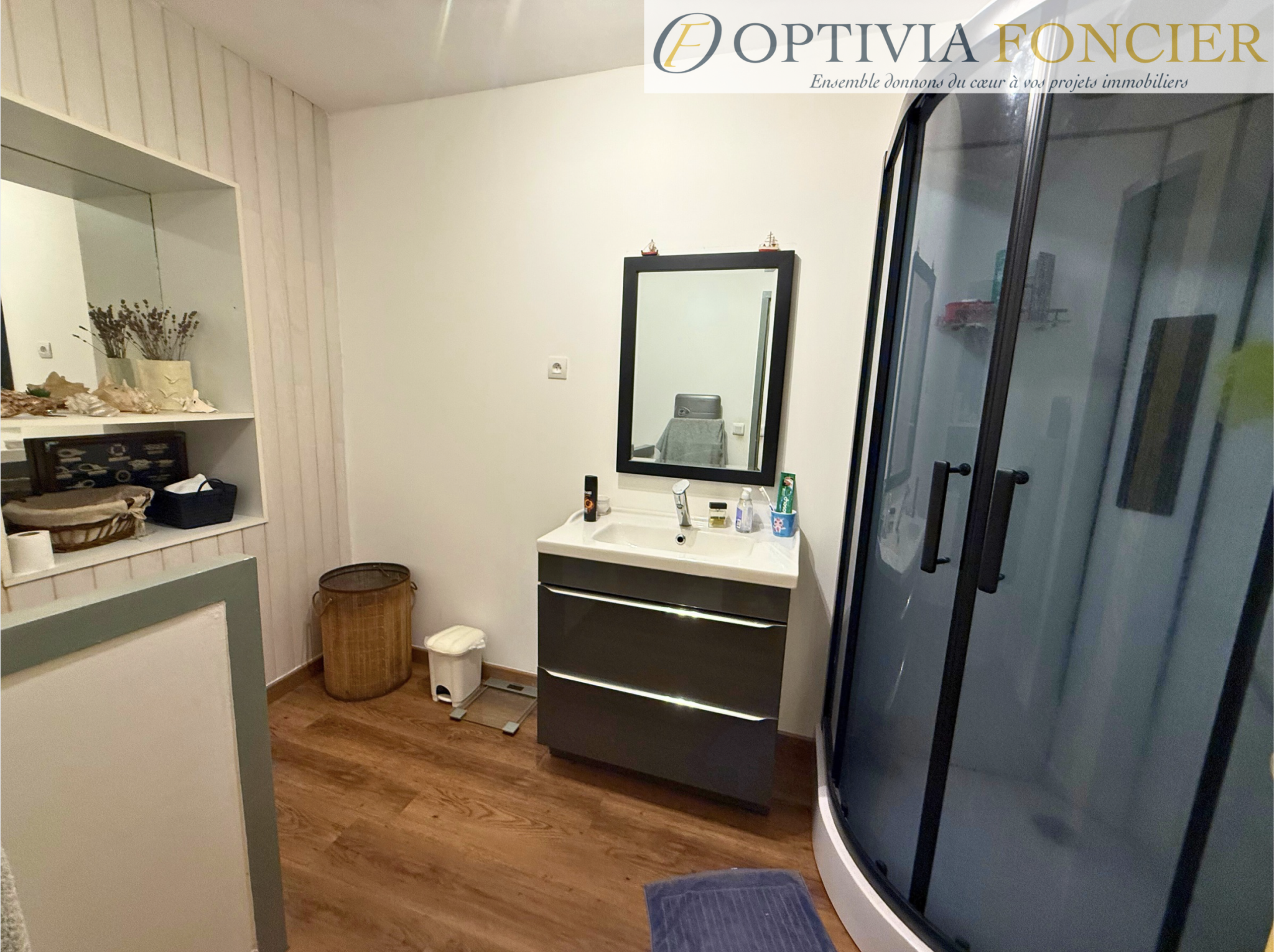 Maison T9 en pierre - 1509 m2 de terrain - Deux garages - commodités accessibles à pied