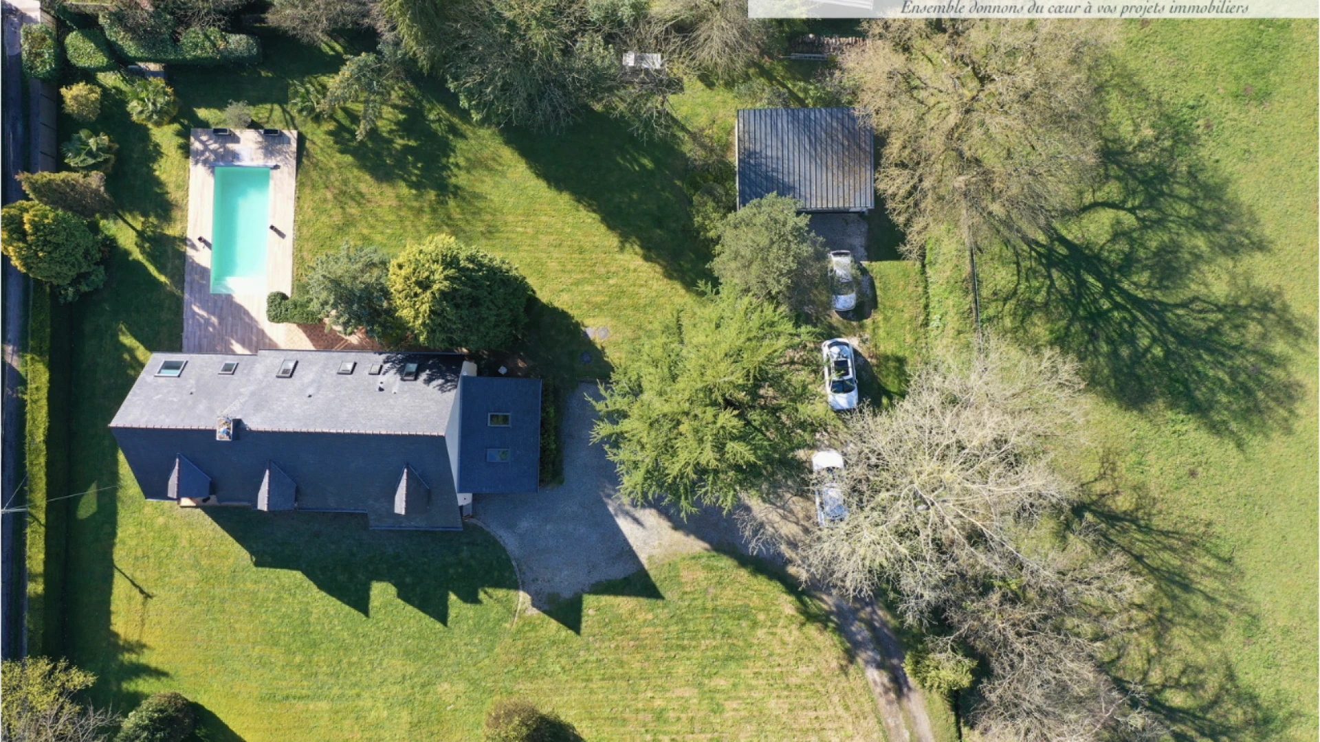Propriété 250 m2 - 3 170 m2 de terrain et double garage + piscine