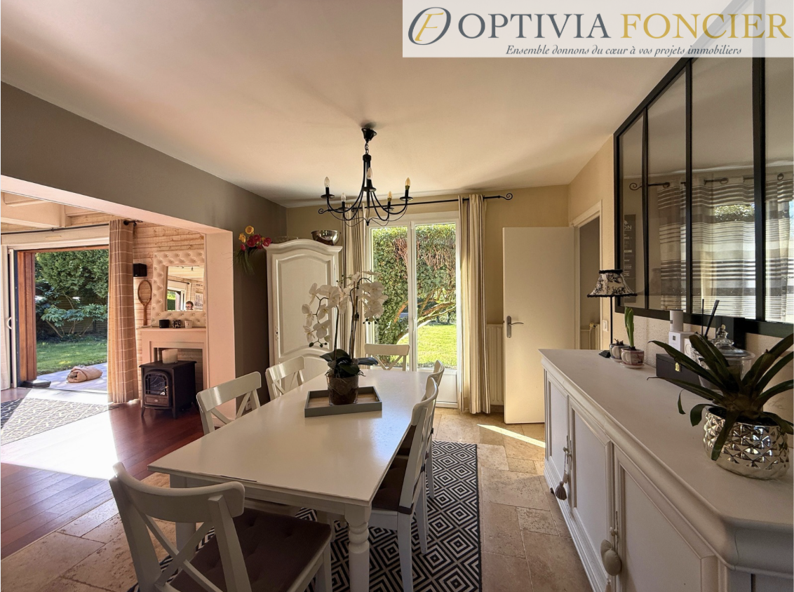 Propriété 250 m2 - 3 170 m2 de terrain et double garage + piscine