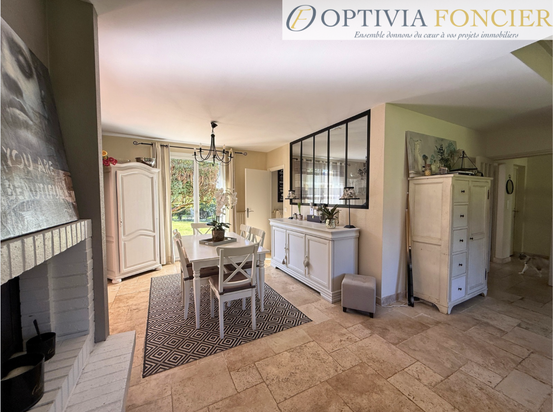 Propriété 250 m2 - 3 170 m2 de terrain et double garage + piscine