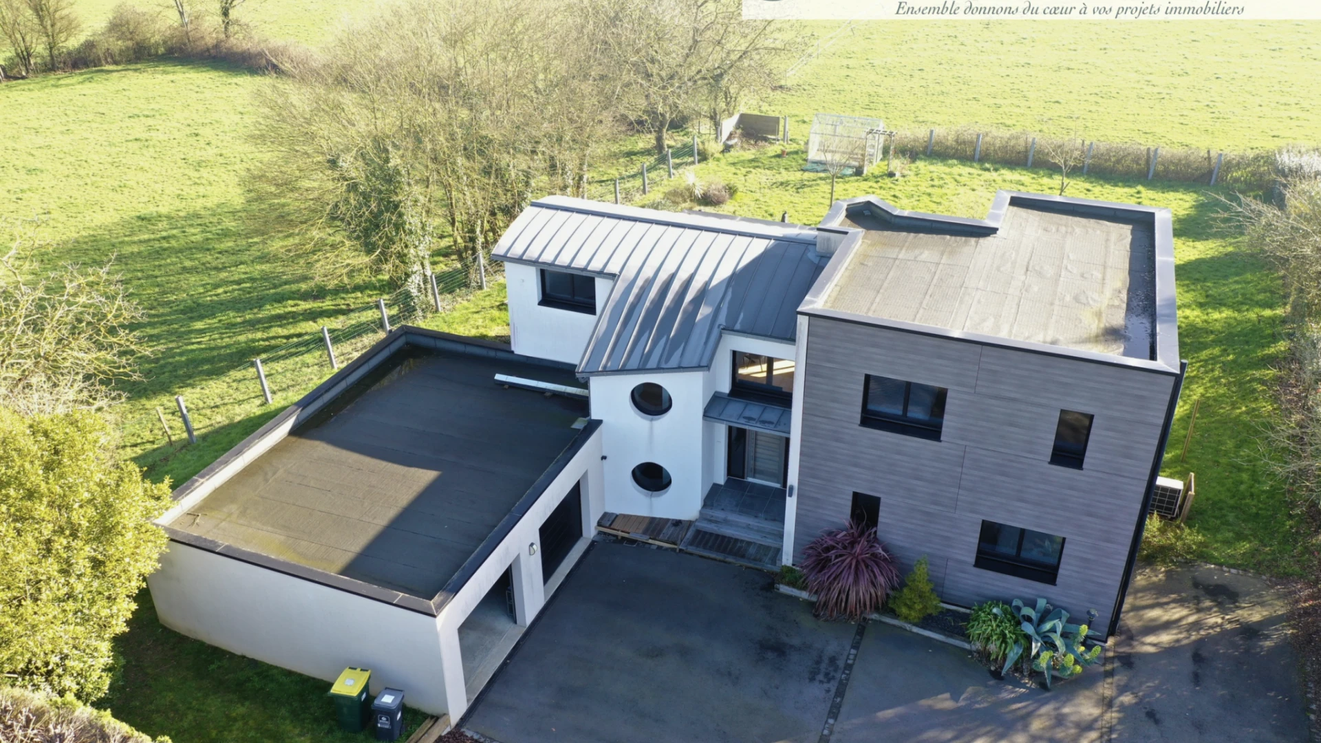 MAISON D'ARCHITECTE 2016 T5 166 m2 avec garage double de 60 m2 sur un terrain de 1300 m2