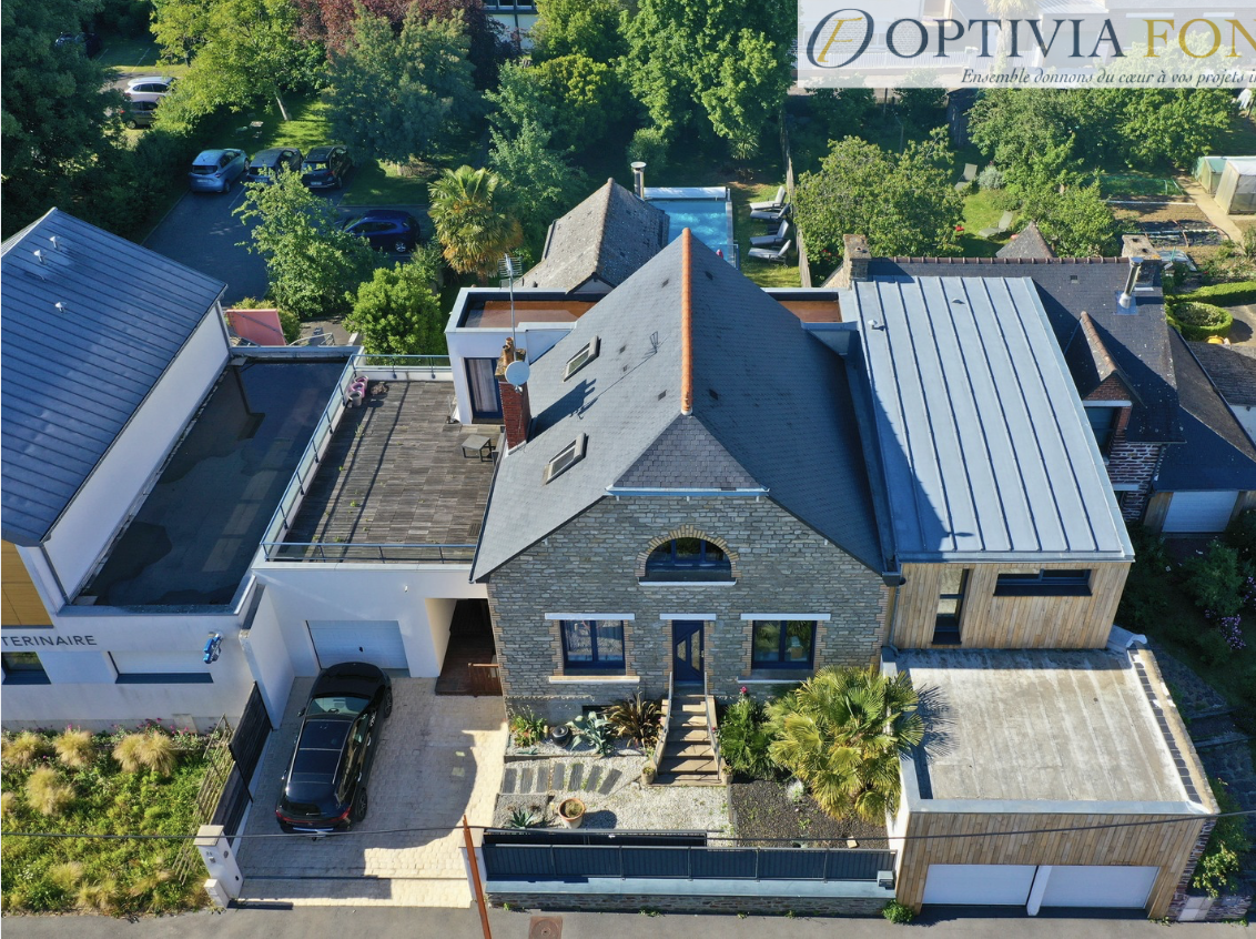 Maison années 1930 - 214 m2 au sol - 732 m2 avec piscine - Hyper centre de BRUZ (60 m2 de cave)