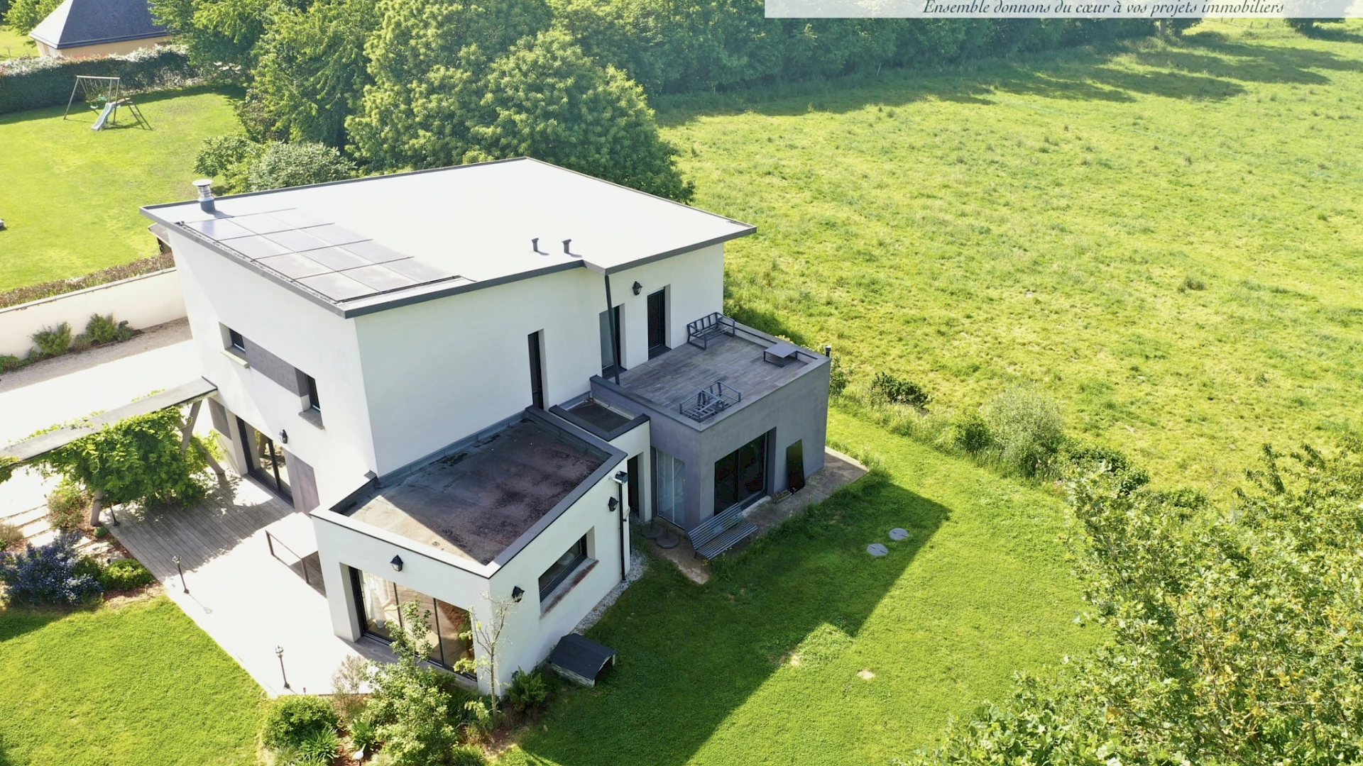 Maison contemporaine 2014 - T8 - CHANTELOUP - DPE : B 197 m2 - 1300 m2 de terrain