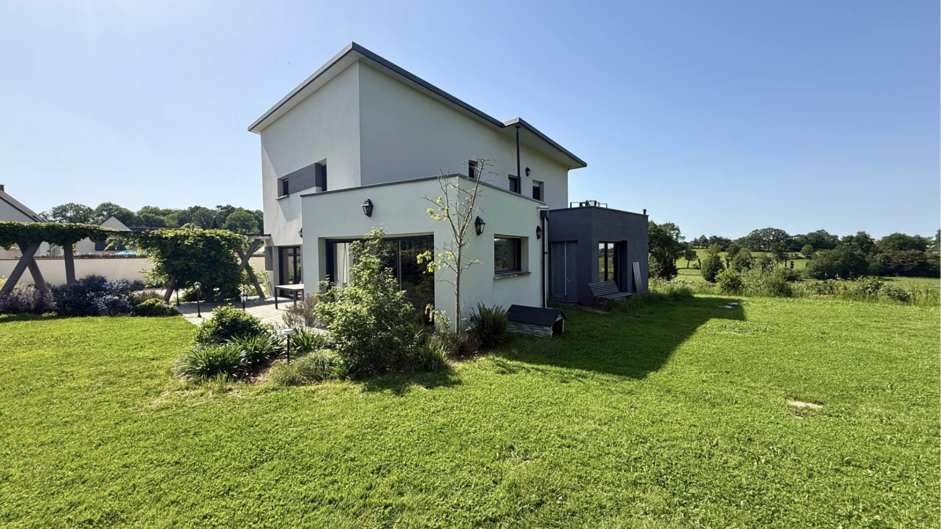 Maison contemporaine 2014 - T8 - CHANTELOUP - DPE : B 197 m2 - 1300 m2 de terrain