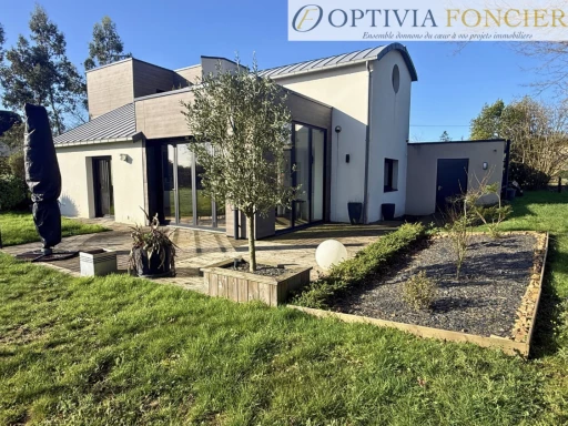MAISON D'ARCHITECTE 2016 T5 166 m2 avec garage de 60 m2 sur un terrain de 1300 m2