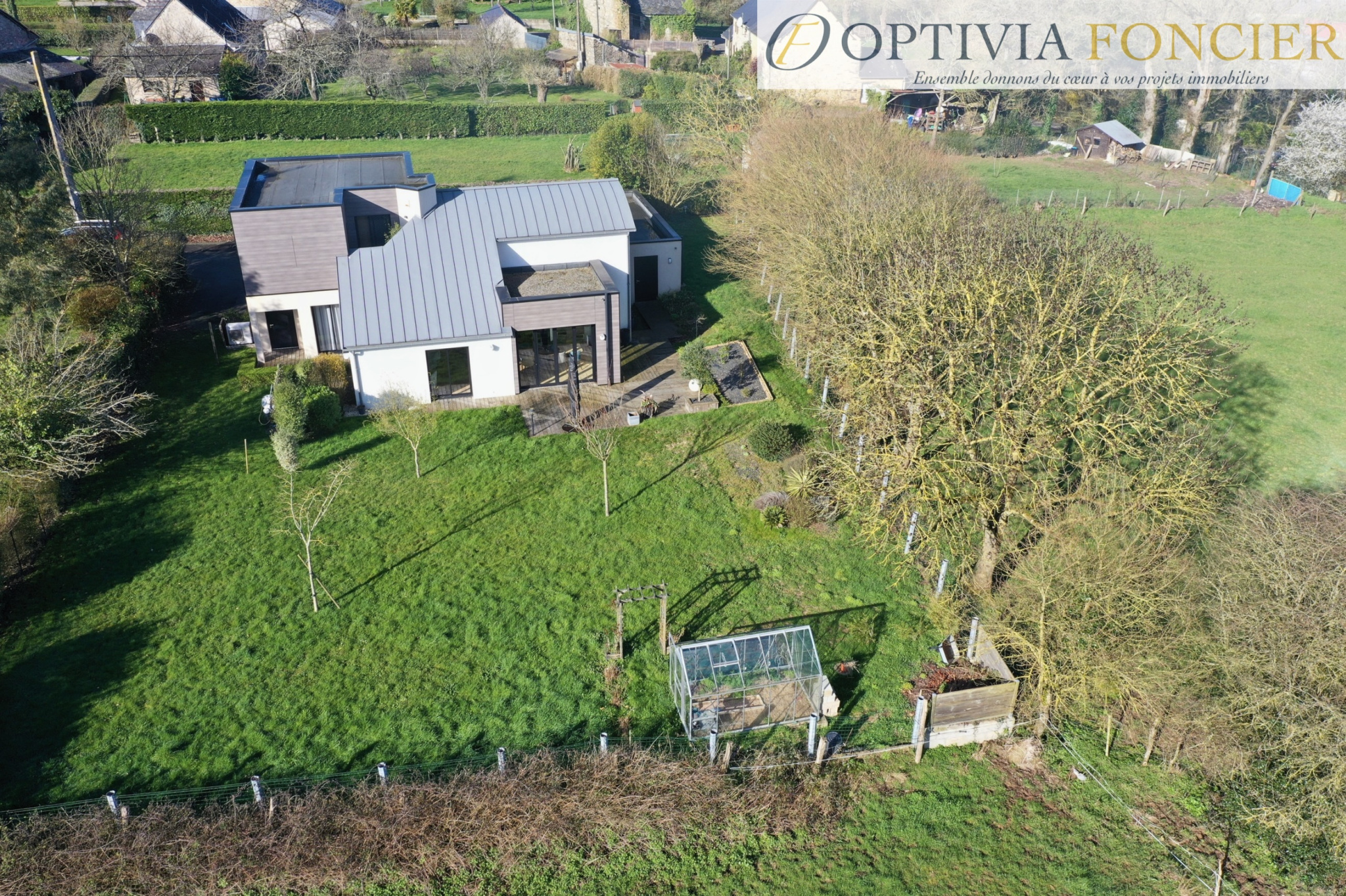 MAISON D'ARCHITECTE 2016 T5 166 m2 avec garage de 60 m2 sur un terrain de 1300 m2