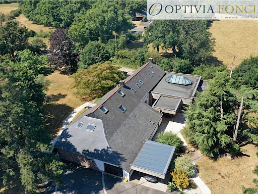 Propriété T7 395 m2 - 6 300 m2 de terrain - 5 garages - Piscine intérieure chauffée