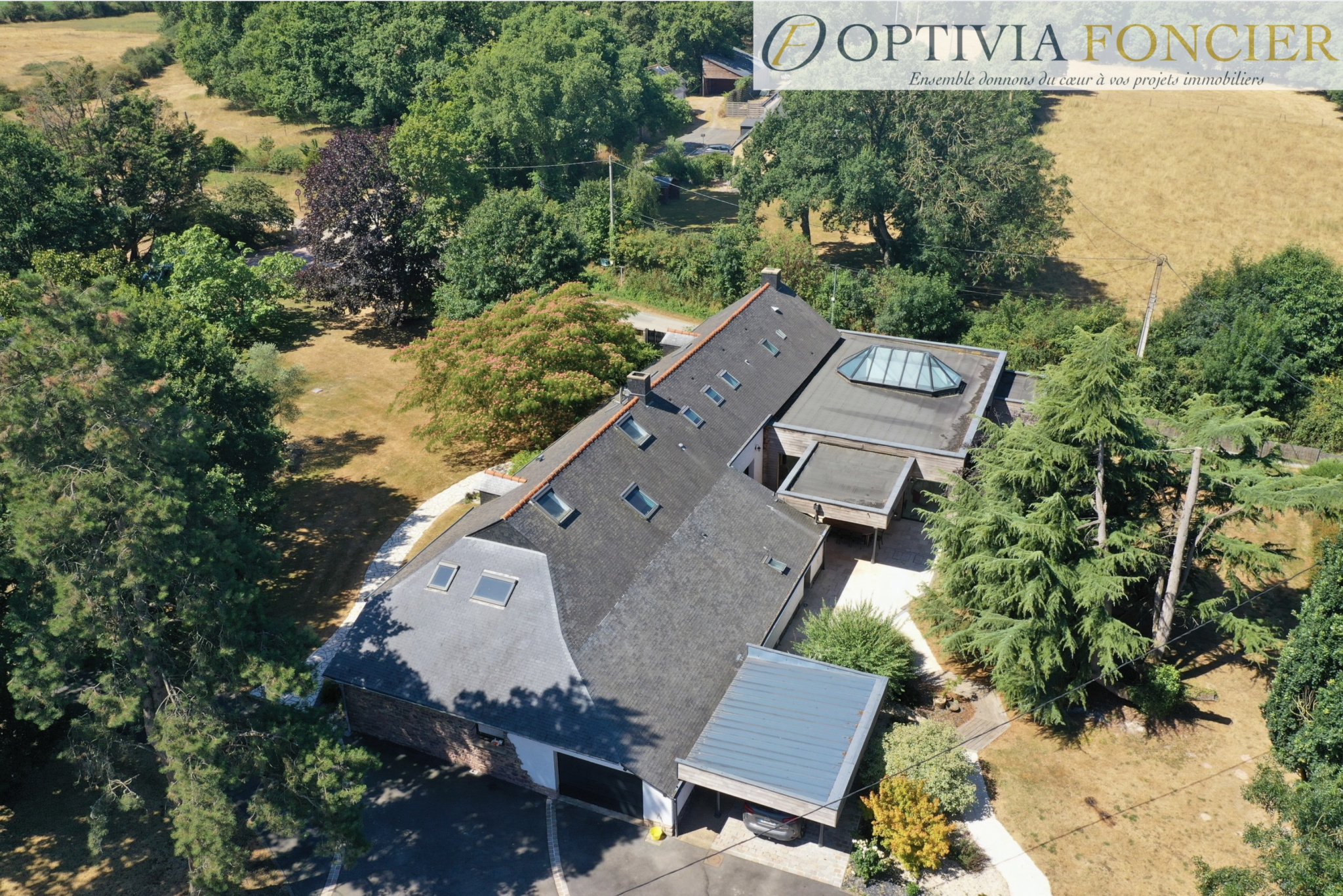 Propriété T7 395 m2 - 6 300 m2 de terrain - 5 garages - Piscine intérieure chauffée
