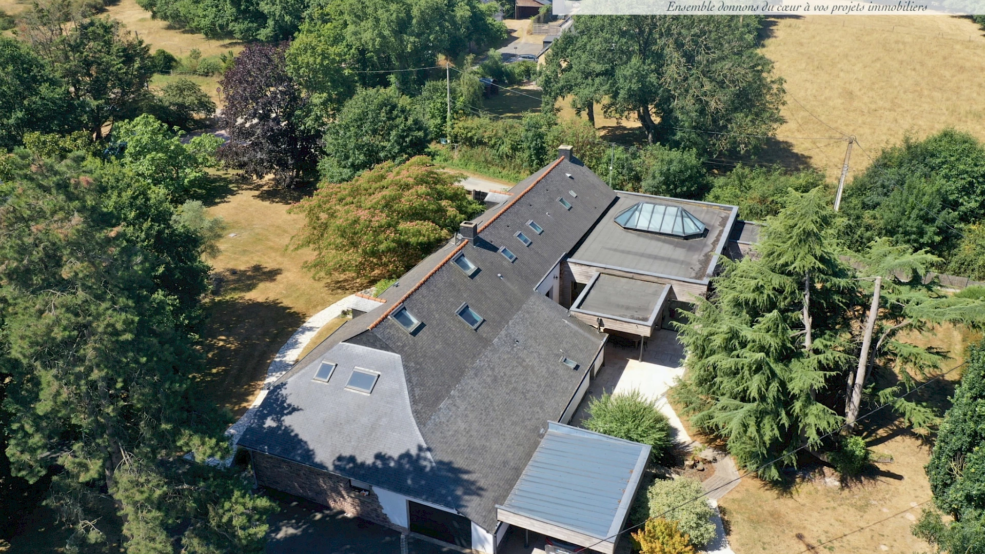 Propriété T7 395 m2 - 6 300 m2 de terrain - 5 garages - Piscine intérieure chauffée