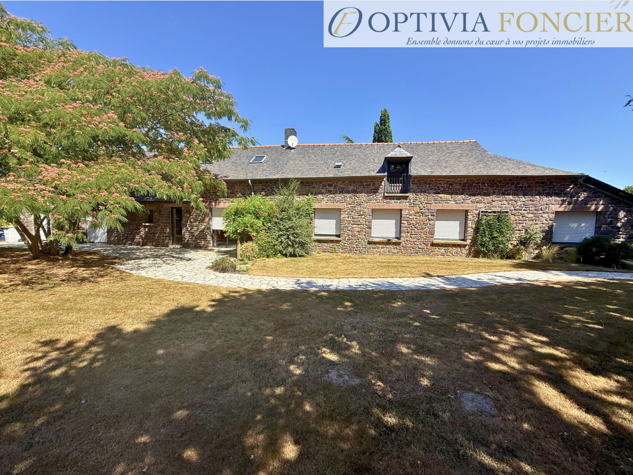 Propriété T7 395 m2 - 6 300 m2 de terrain - 5 garages - Piscine intérieure chauffée