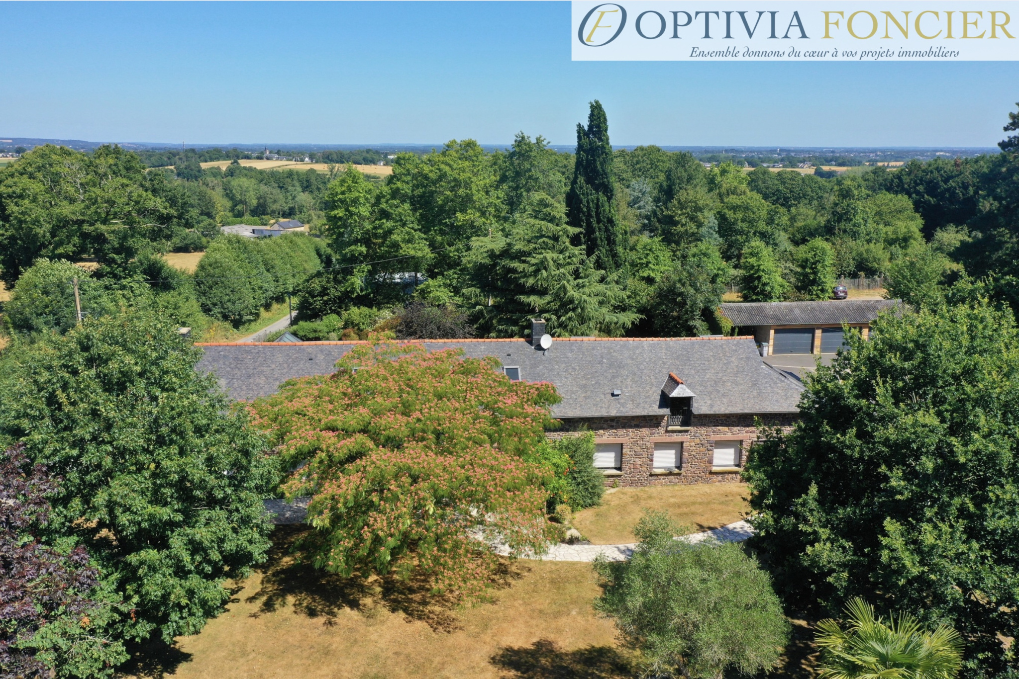 Propriété T7 395 m2 - 6 300 m2 de terrain - 5 garages - Piscine intérieure chauffée