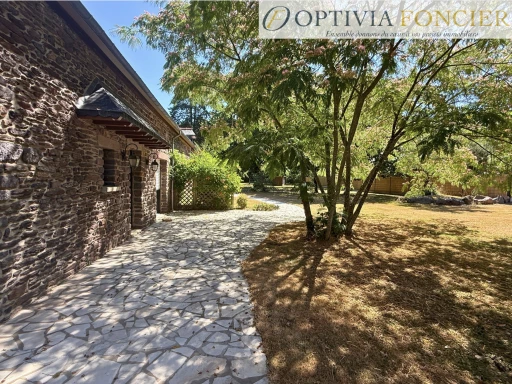 Propriété T7 395 m2 - 6 300 m2 de terrain - 5 garages - Piscine intérieure chauffée