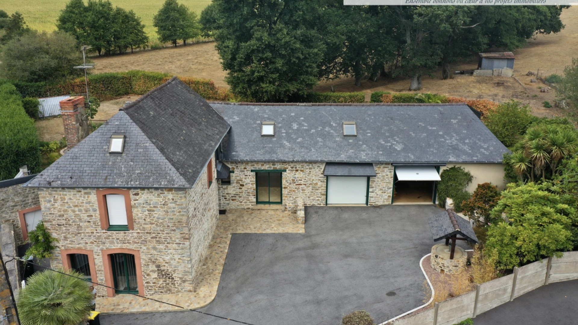 Maison de caractère T5 de 165 m2 en hameau de Guichen - Garage + dépendances