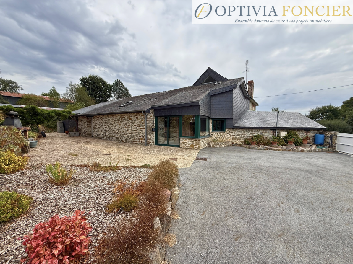 Maison de caractère T5 de 165 m2 en hameau de Guichen - Garage + dépendances