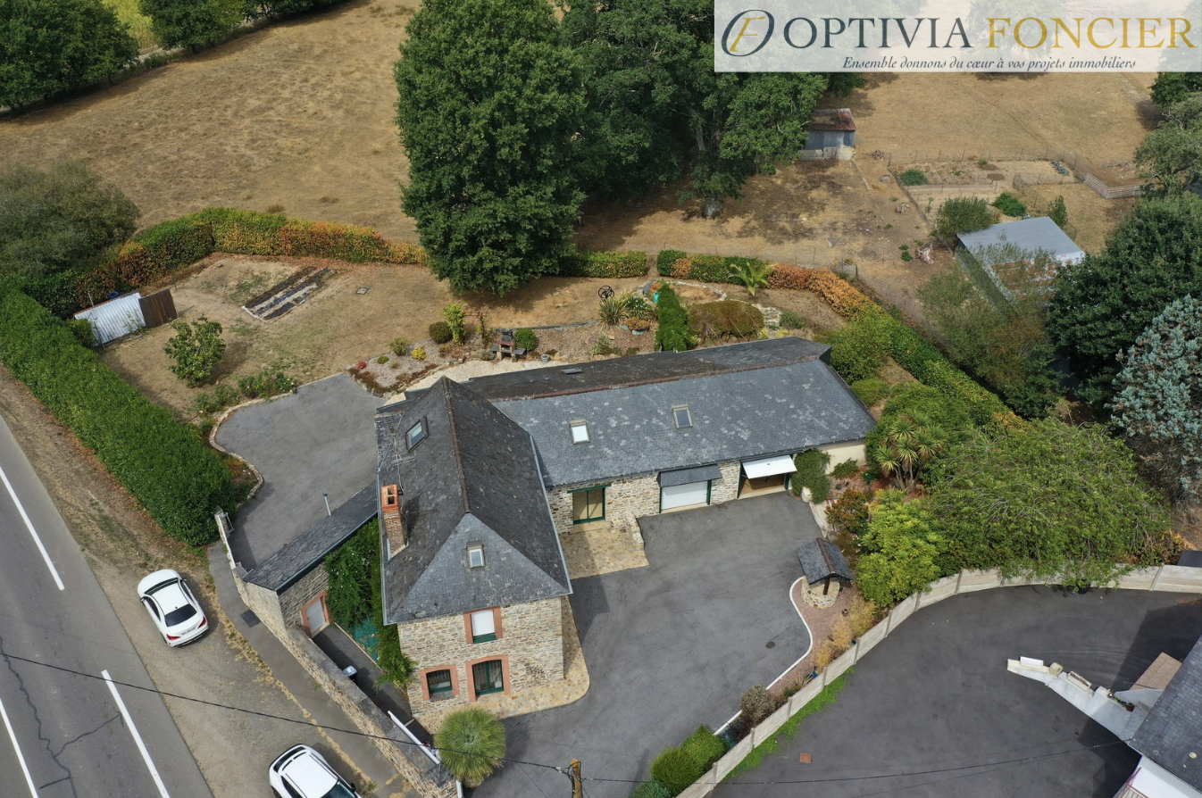Maison de caractère T5 de 165 m2 en hameau de Guichen - Garage + dépendances