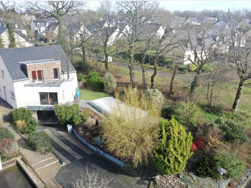 Maison d'architecture 151 m2 - 1005 m2 - Sous-sol 100m2