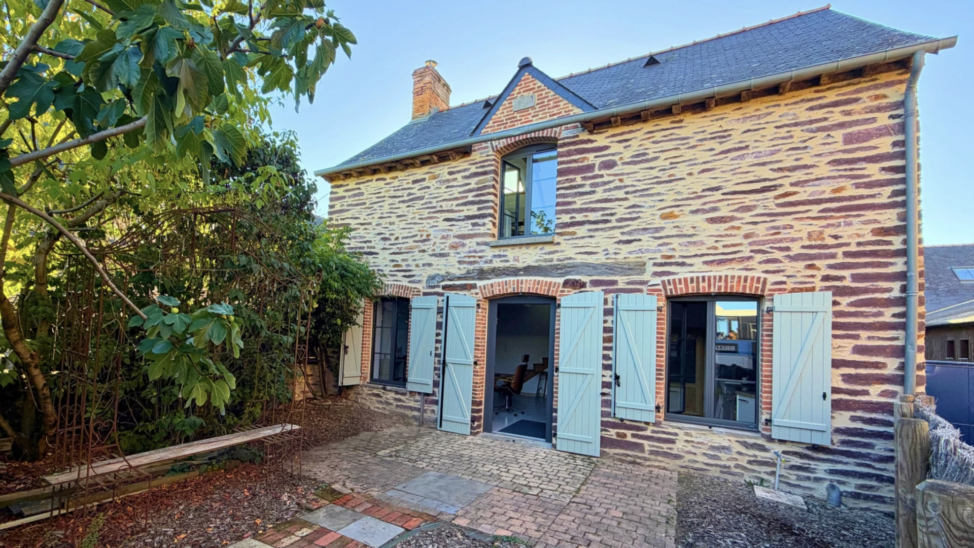 Une maison à usage de bureau pleine de charme au coeur du bourg de Pont-Réan